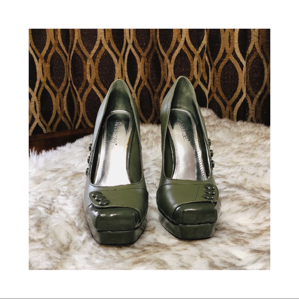 Shoedazzle Olive Pumps